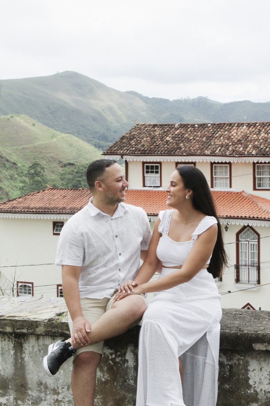 Casal jovem sentado conversando
